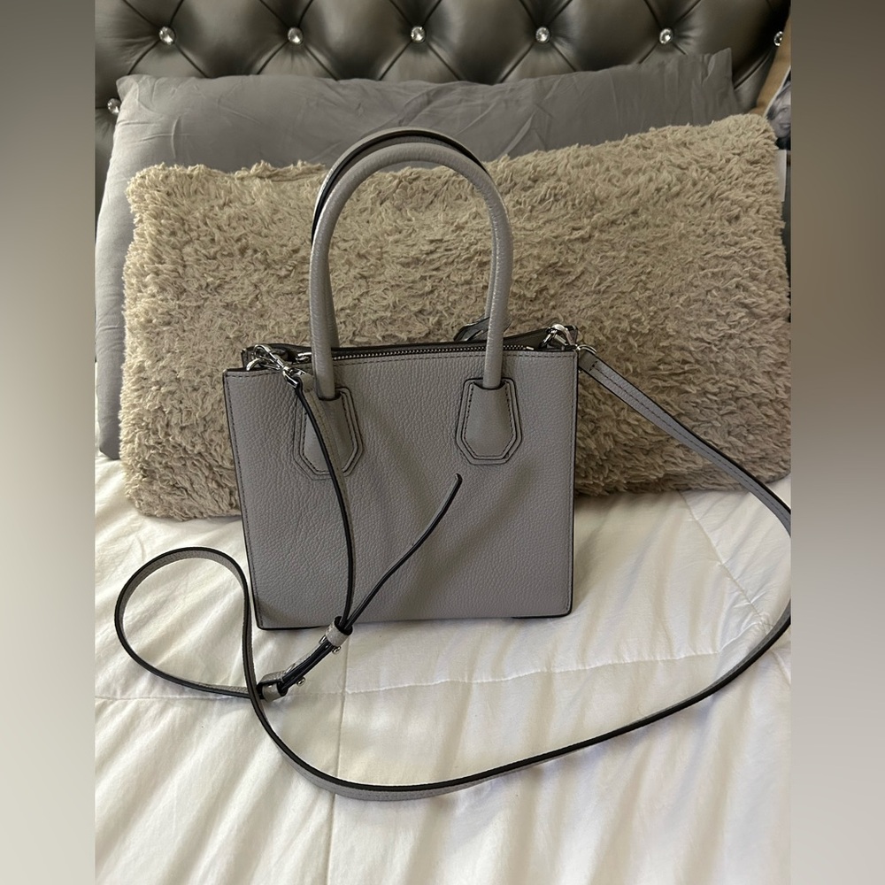 🎉 Host Pick 🎉 Michael Kors Gray Leather Tote Bag - Picture 5 of 12